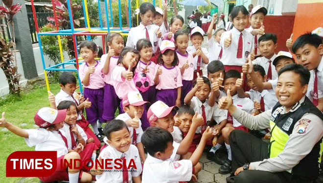 Disambangi Bhabinkamtibmas Polres Batu, Siswa SD Ini Bersorak Gembira
