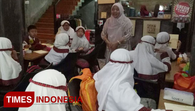 Dihari Dongeng, Siswa SD Muhammadiyah Mendongeng dengan Boneka Jari
