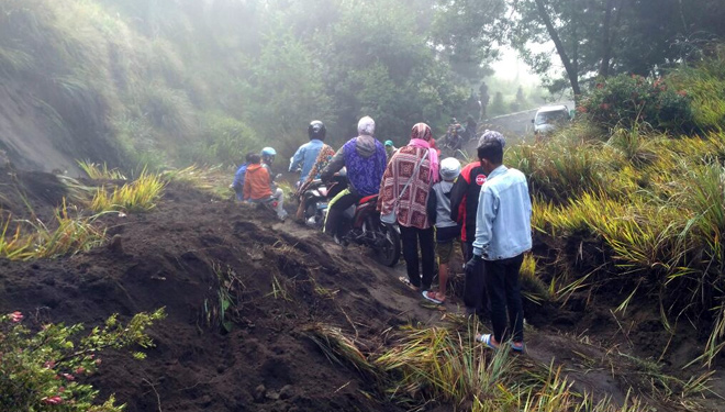 Jalur Menuju Lautan Pasir Bromo Longsor Beberapa Jam Setelah Wisata