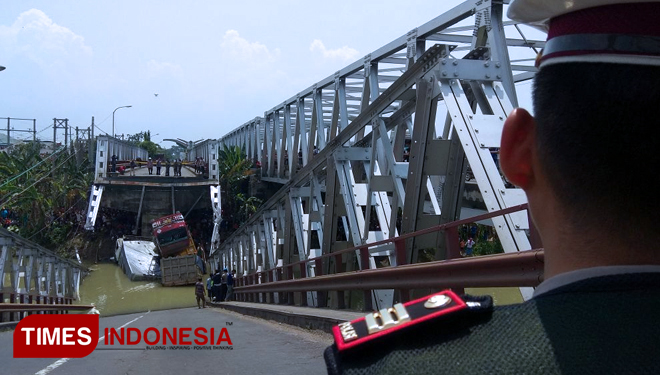 Foto Jembatan Ambruk Diduga Overload Times Indonesia