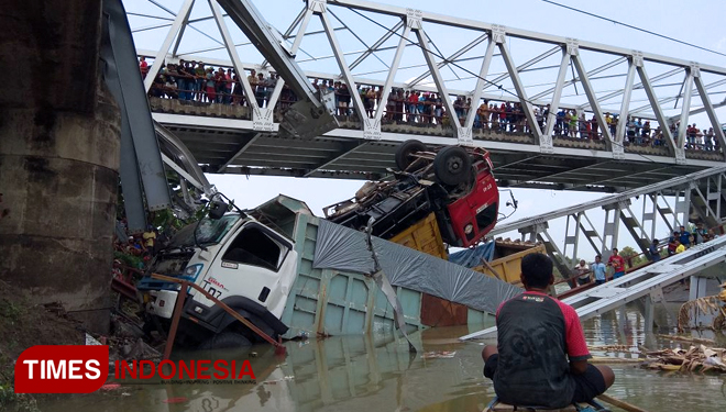 Foto Jembatan Ambruk Diduga Overload Times Indonesia