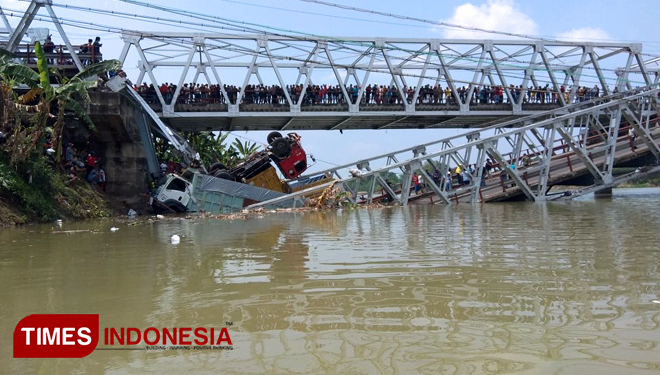 Foto Jembatan Ambruk Diduga Overload Times Indonesia