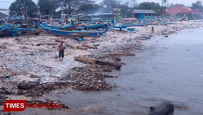 Pantai Kedonganan Dipenuhi Sampah Plastik Dan Batang Kayu Times Indonesia