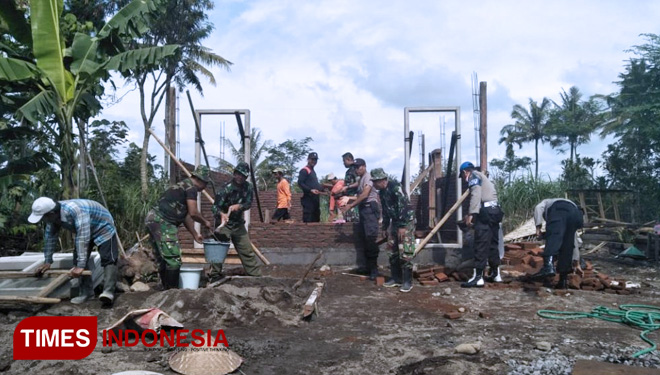 Anggota Polri Bantu Satgas TMMD Ke 104 Kodim 0824 Jember Renovasi