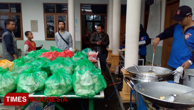 Posko Bencana Sediakan 3 000 Nasi Bungkus Untuk Pengungsi Banjir Madiun