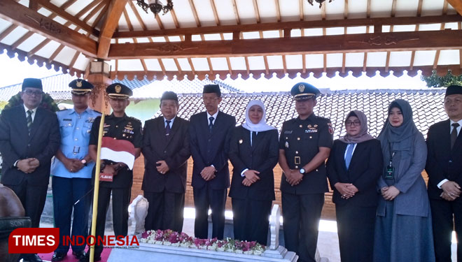 Jelang Hut Ke Pemprov Jatim Khofifah Ziarah Ke Makam Gubernur