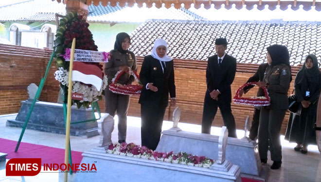 Jelang Hut Ke Pemprov Jatim Khofifah Ziarah Ke Makam Gubernur