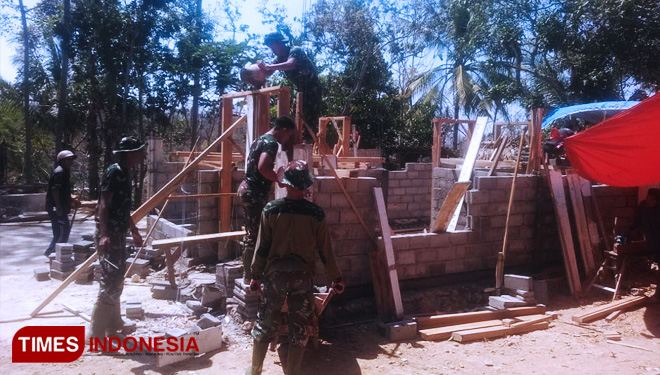 Satgas Tmmd Kodim Malang Batu Memasang Batako Bagian Tengah Rehab Rtlh