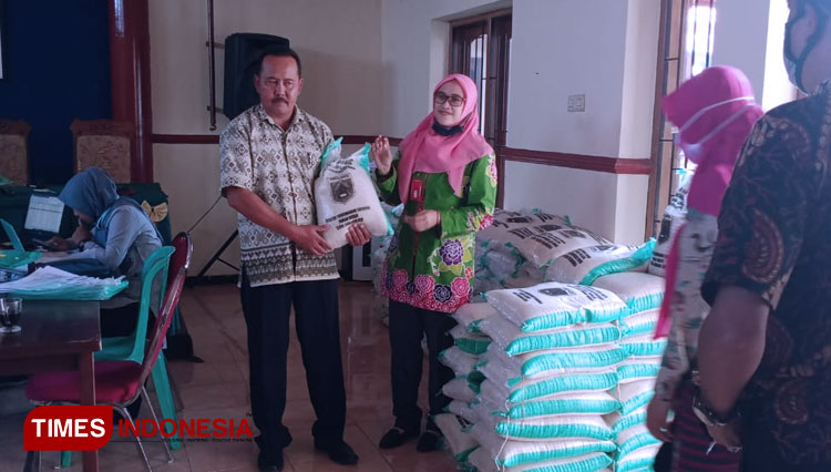 Pemkot Batu Distribusikan Beras Untuk Warga Prasejahtera Times Indonesia