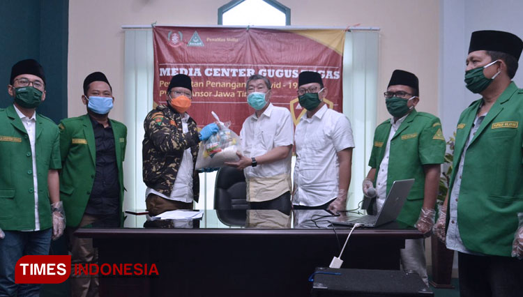 Lawan Covid 19 PW GP Ansor Jatim Distribusikan 10 Ribu Paket Sembako