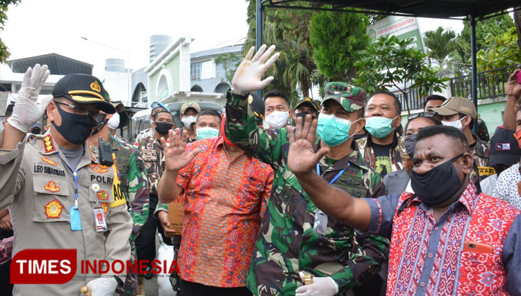 Mahasiswa Papua Dibantu TNI Polri Dan MBLC Wagub Papua Barat Terima