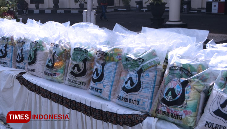 Ringankan Beban Masyarakat Polres Batu Sebar 2500 Paket Sembako