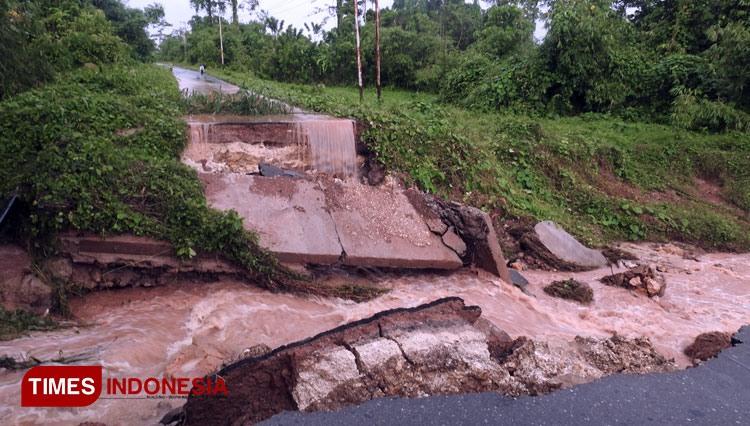 Jalan Penghubung Dua Desa Di Pulau Taliabu Terputus Warga Terisolasi