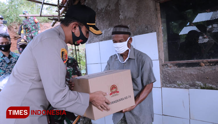 Hari Bhyangkara Ke Kapolres Majalengka Blusukan Bagikan Sembako