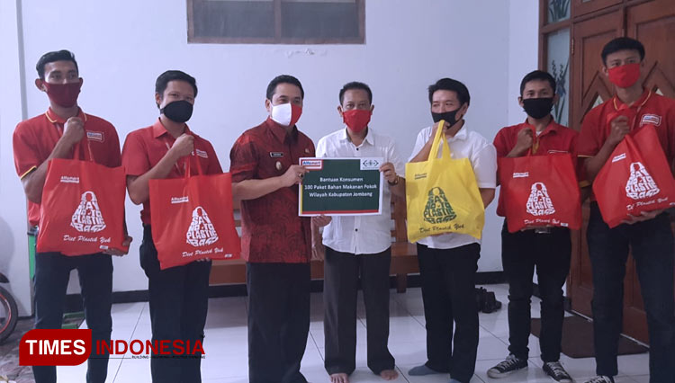 Alfamart Salurkan Paket Sembako Untuk Korban Terdampak Covid 19 Di