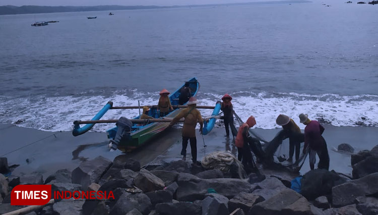 Nelayan Di Pangandaran Tetap Melaut Meski Cuaca Buruk Times Indonesia