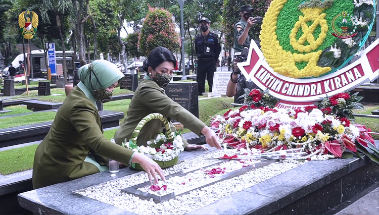 Jelang Hut Ke Persit Kartika Chandra Kirana Gelar Tabur Bunga Dan