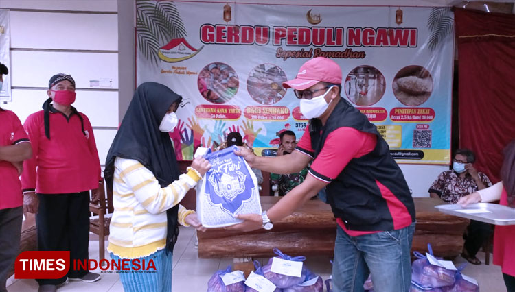 Yayasan Gardu Peduli Ngawi Bagikan Paket Sembako TIMES Indonesia