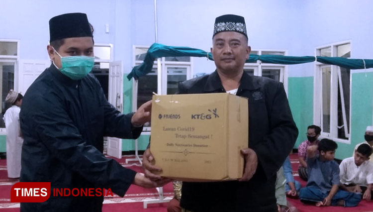 Rumah Sedekah Nu Salurkan Paket Sembako Untuk Guru Ngaji Dan Warga