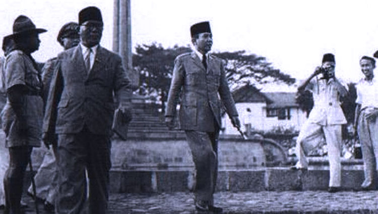 Tapak Sejarah Bung Karno Di Tugu Kemerdekaan Alun Alun Bunder Kota