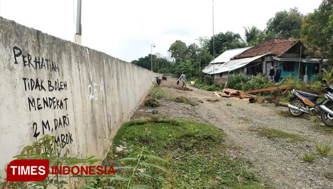 Fenomena Tanah Amblas Di Indramayu Rumah Rusak Berat Times Indonesia