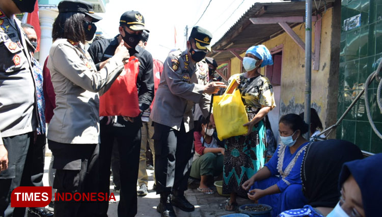 Polresta Sidoarjo Bagikan Bansos Sembako Dan Bendera Merah Putih Di