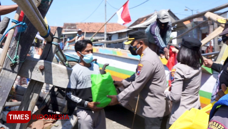 Polresta Sidoarjo Bagikan Bansos Sembako Dan Bendera Merah Putih Di