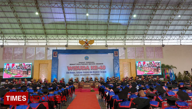 Wisuda Mahasiswa Secara Full Luring Direktur Polije Ini Pertama