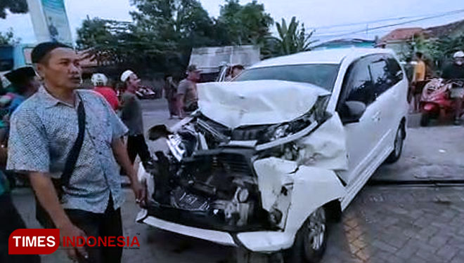 Avanza Seruduk Bus Di Jalur Pantura Probolinggo Sopir Terjepit Dan