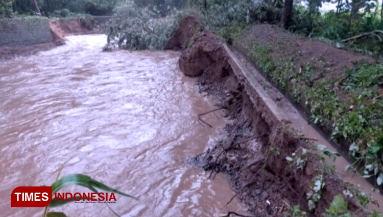 Hujan Lebat Dua Hari Tanggul Sungai Di Ponorogo Jebol Times Indonesia