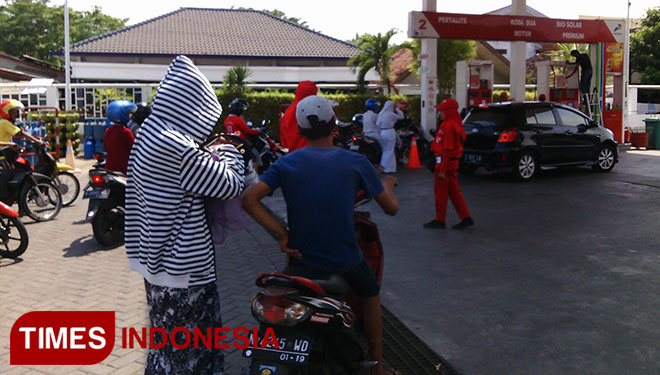 ILUSTRASI: Pengantrian pengisian BBM di salah satu SPBU. (FOTO: Dok. TIMES Indonesia)