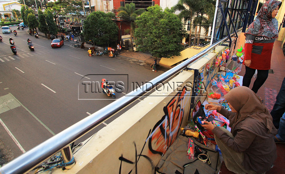 Penjual di Jembatan Penyeberangan Orang (JPO) depan lokasi Alun-Alun Kota Malang. (Foto: Senda Hardika Prasasti/TIMES Indonesia)
