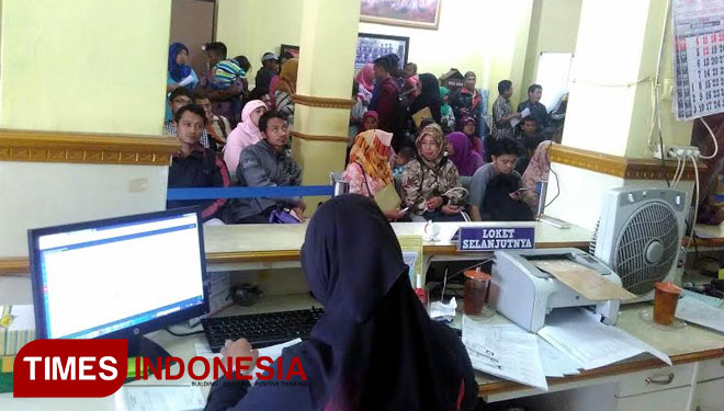 ILUSTRASI: Antrean perekaman E-KTP di kantor Dispendukcapil. (FOTO: Dok. TIMES Indonesia)
