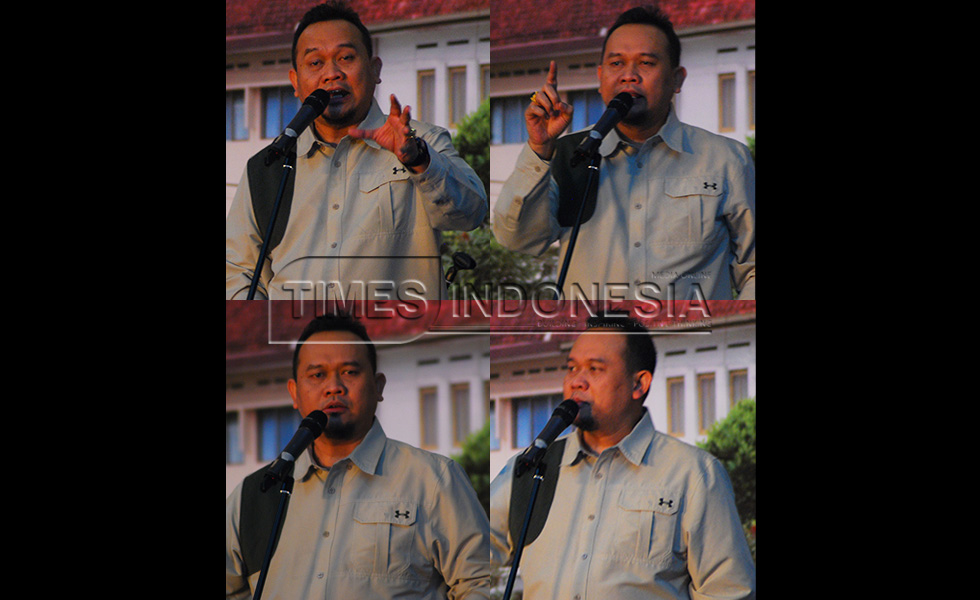 Foto sekuen aksi komedian Cak Lontong dalam acara LUNCH (Love, Unity and Celebration in Harmony) Dempo Scholarship Kota Malang, Jawa Timur Sabtu (6/8/2016). (Foto: Senda Hardika Prasasti/TIMESIndonesia)