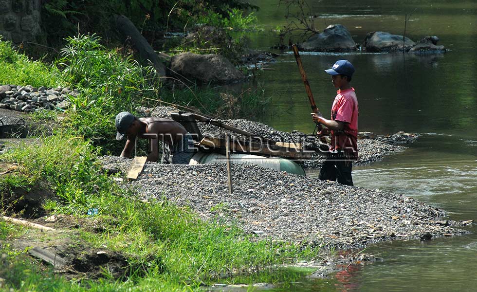Pekerja mencari pasir dan batu kali untuk dipisahkan di bantaran Sungai Brantas, Malang, Jawa Timur, Rabu9/6/2017.(Foto: Adhitya Hendra/TIMES Indonesia)