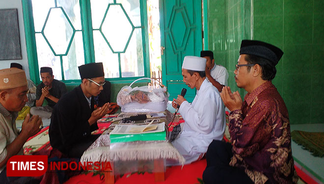Saat KH Zuhri Zaini, Pengasuh Ponpes Nurul Jadid, Paiton Probolinggo memimpin akad nikah. (Foto: Dok TIMES Indonesia)