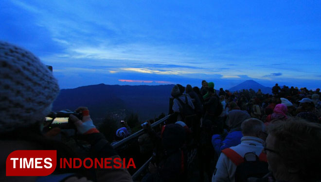 Menikmati matahari terbit di gunung bromo (FOTO: Dokumen TIMES Indonesia)