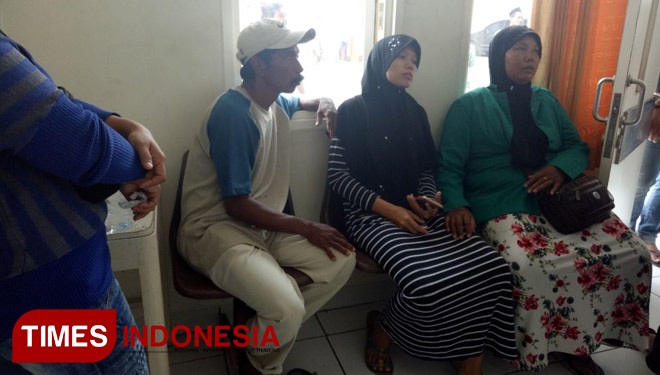 Junita (23) tunangan korban dan Maryam (48) ibu kandung korban saat berada di ruang tunggu pemulasaraan jenazah RSUD Syamrabu Bangkalan. (FOTO: Doni Heriyanto/TIMES Indonesia)