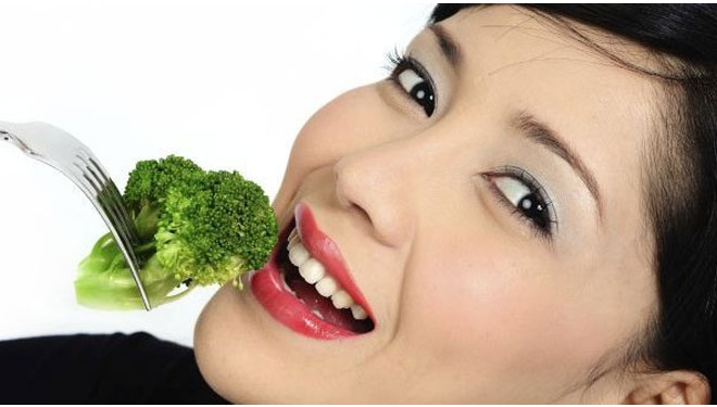 Makan brokoli. (FOTO: india.com)