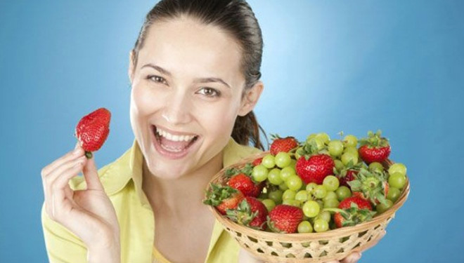 ILUSTRASI. Makan buah. (FOTO: searchhomeremedy.com)