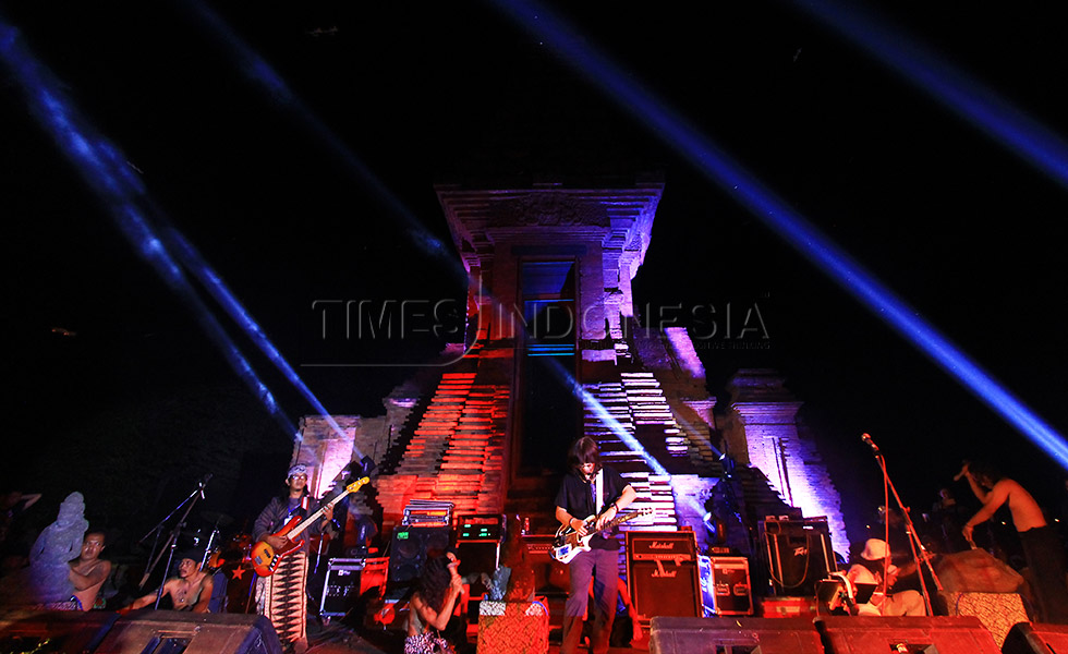 Performen Mr D dengan gitar Rick Hanesnya dalam acara Jazz Heritage di Candi Bajang Ratu, Trowulan, Mojokerto, (26/11/2016). (Foto: Senda Hardika/TIMES Indonesia)