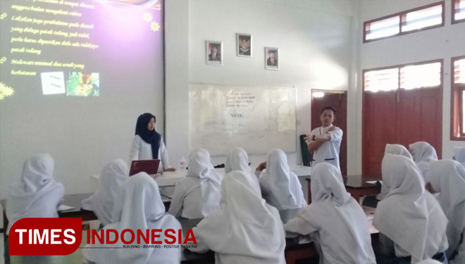 25 Anggota Palang Merah Remaja kelas 10 dan 11 mengikuti kegiatan penyuluhan tentang Penanganan Patah Tulang dengan Bidai yang diselenggarakan oleh Stikes Kepanjen. (FOTO: AJP/TIMES Indonesia)