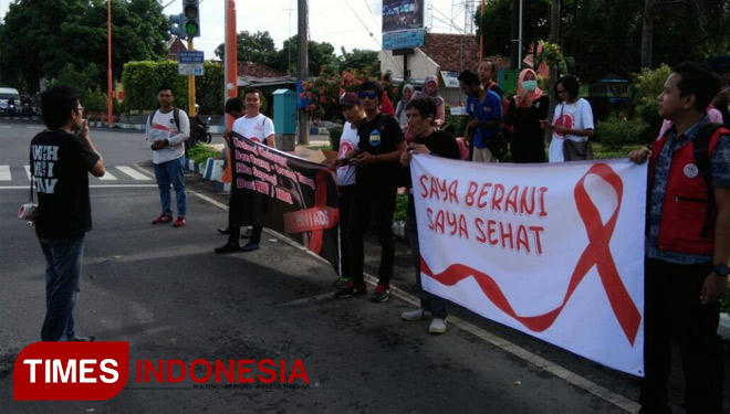 Aksi aktivis kesehatan Banyuwangi melakukan aksi kampanye di Bundaran Taman Tirta Wangi (Patung Kuda) Banyuwangi. (FOTO: KPA Banyuwangi for TIMES Indonesia)
