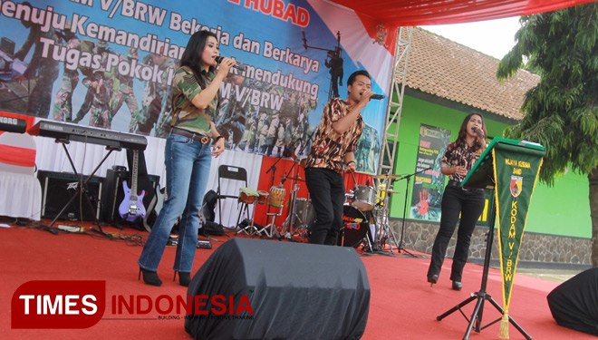 kado HUT ke 72 Hubad Hubdam V Brawijaya, dengan menyanyikan lagu untuk menghibur para tamu undangan. (FOTO: Adhitya Hendra/TIMES Indonesia)
