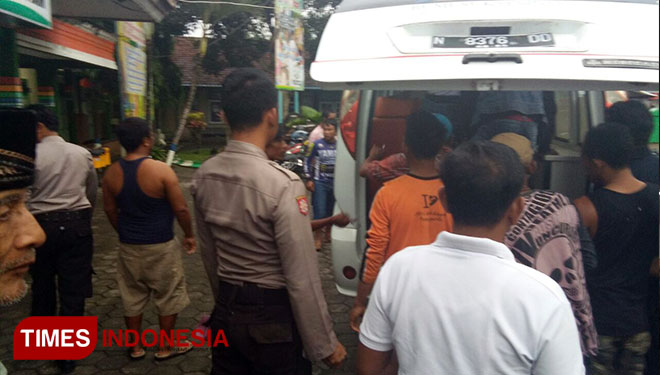 Korban saat akan dibawa ke Puskesman Pesanggaran. (FOTO: Erwin Wahyudi/TIMES Indonesia)