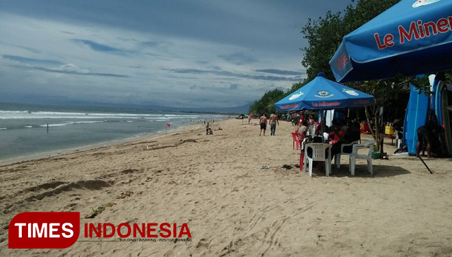 Suasana di Pantai Kuta, Badung Bali. Kamis (30/11/2017). (FOTO: Khadafi/TIMES Indonesia)