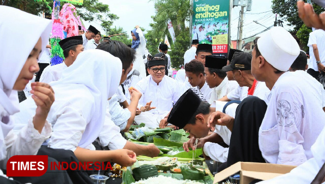 Selepas Pawai Endog-endogan, Bupati Anas Makan Ancak 