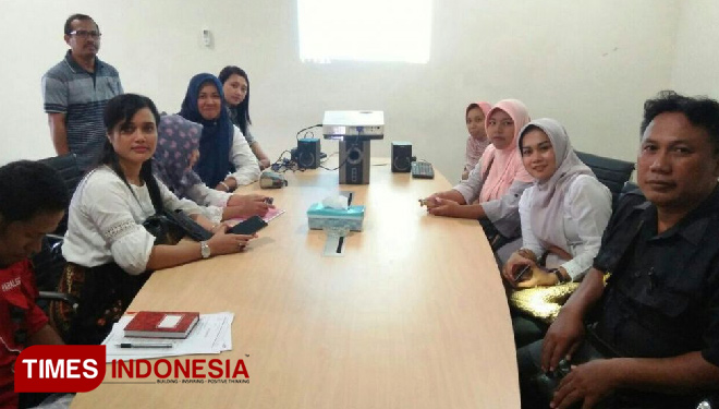 Suasana beberapa warga perumahan Garuda Regency saat melakukan diskusi dengan LKBH Untag di Banyuwangi (FOTO: Hafil Ahmad/TIMES Indonesia)