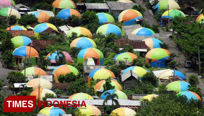 Omah Domes warna-warni dilihat dari Bukit Teletubbies di Desa Wisata Omah Domes. (FOTO: Erwan Widyarto/TIMES Indonesia)