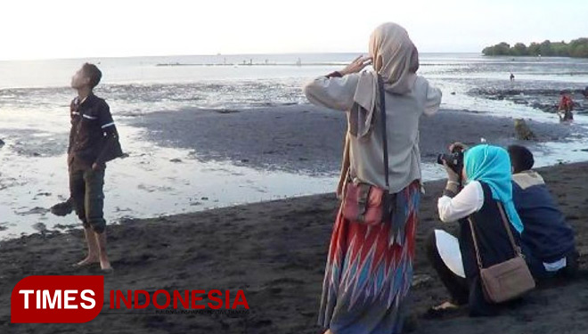 Pengunjung menikmati Pantai Tambak Sari dan berfoto-foto (FOTO: Dicko W/TIMES Indonesia)